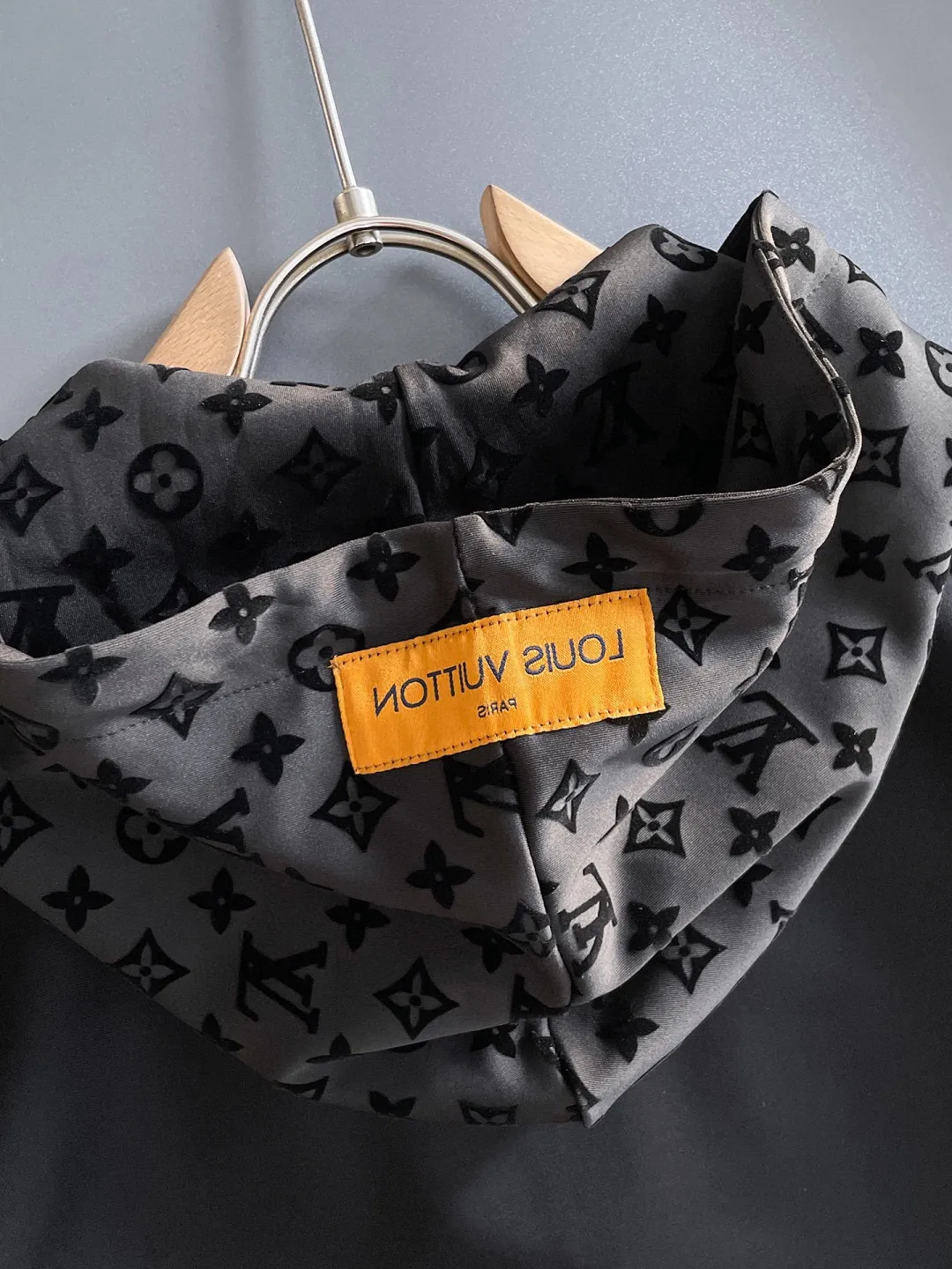 🅿️720 [LV Louis Vuitton] hot-selling suit is coming. Focus on the original version of the official website. 2025 new hot-selling cardigan and sweatshirt suit. The original order is the best. 🇭🇰The meticulous work of top designers. It has a fitting and perfect upper body effect. All-natural high-quality Tencel Roman cotton 100%, close-fitting comfort, noble and elegant! Original hardware embodies elegance and nobility! Counter size: M-3XL (maximum wear up to 190 pounds)
